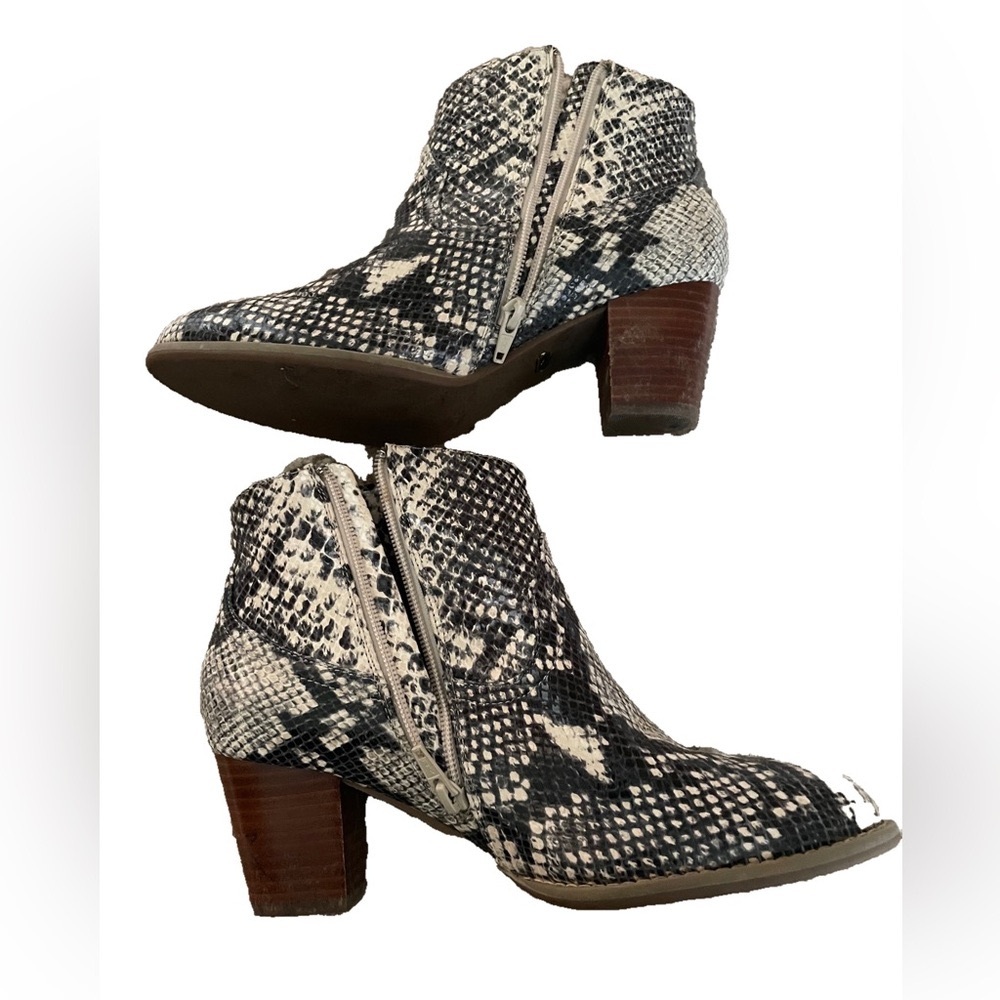Vionic Size 8 Medium Leather Snakeskin Boots